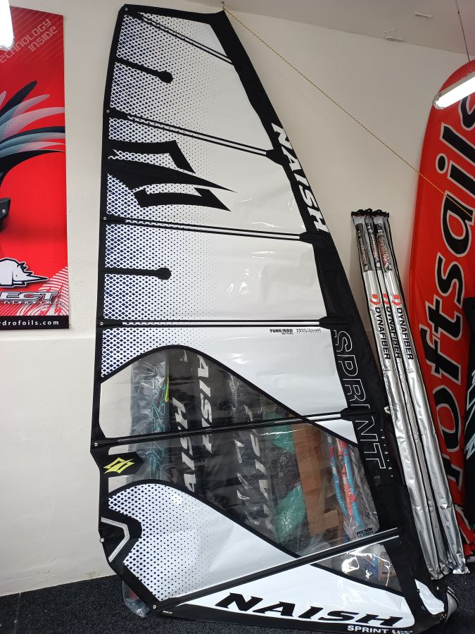 windsurfing plachty a prkno Naish 2026