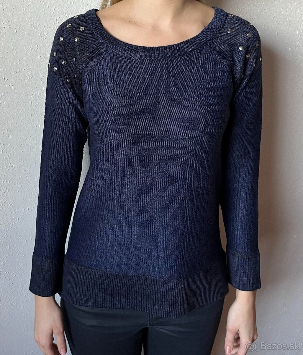 Dámsky tmavomodrý sveter so striebornými flitrami, veľkosť S