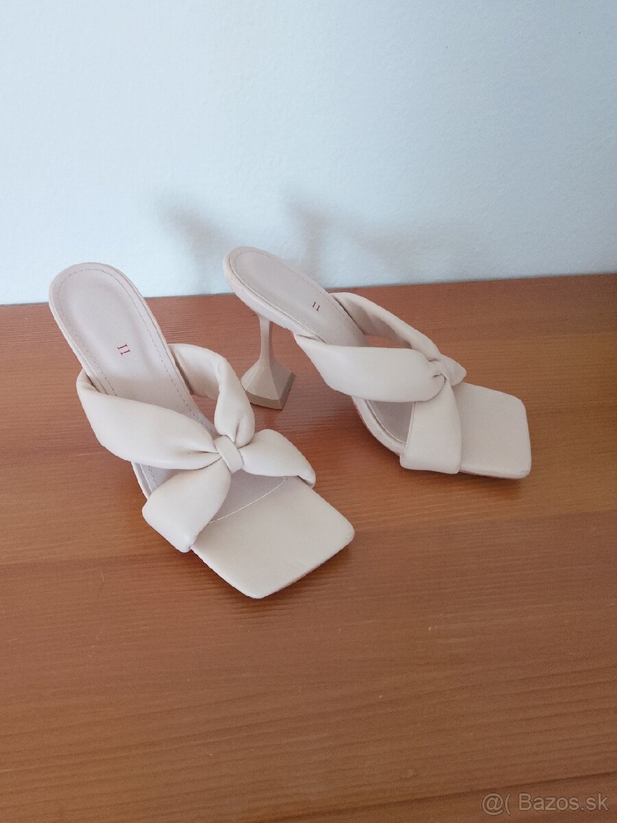 Dámske béžové sandalky