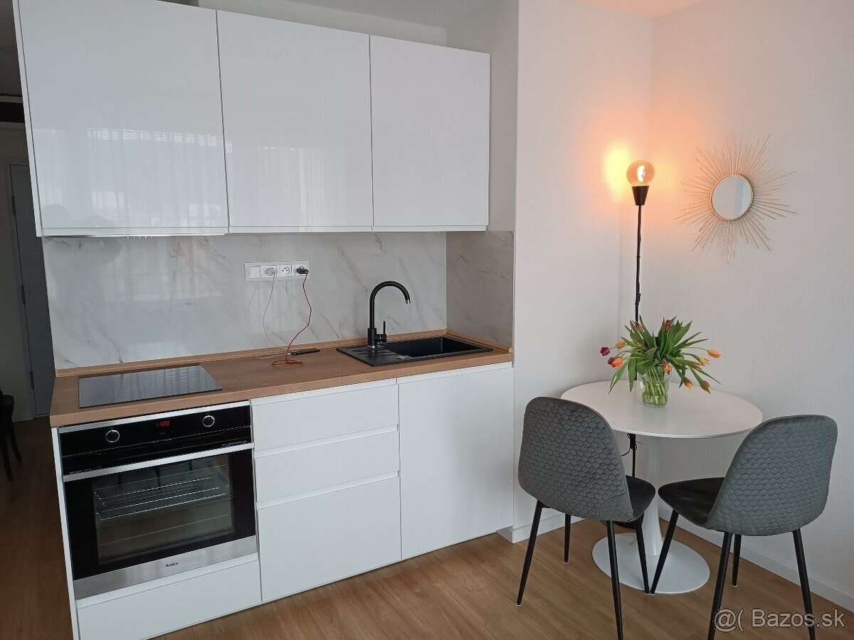 KRÁSNY 2IZBOVÝ BYTÍK V HANDLOVEJ V CENTRE