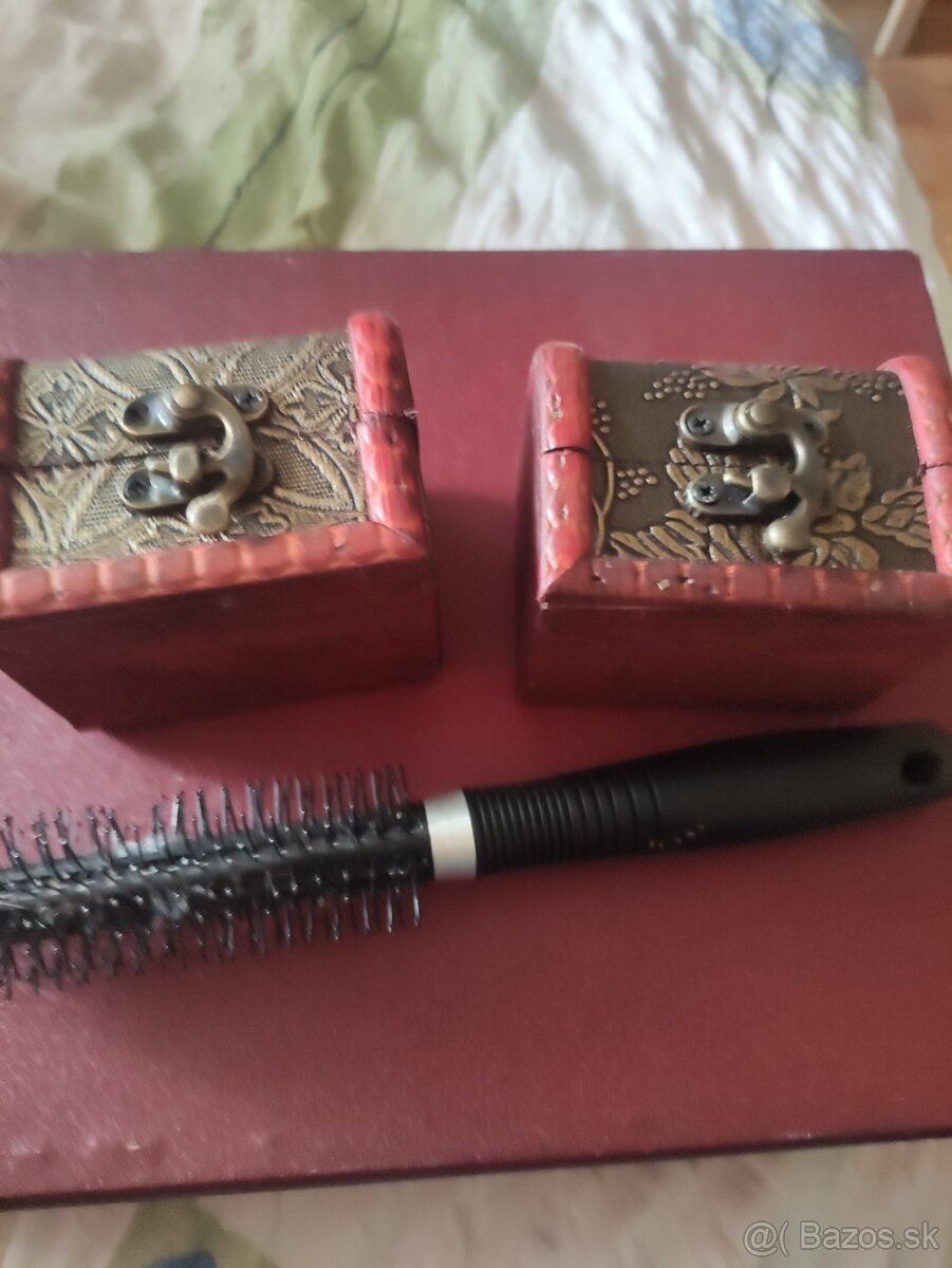 Šperkovnice 2 ks a hřeben.