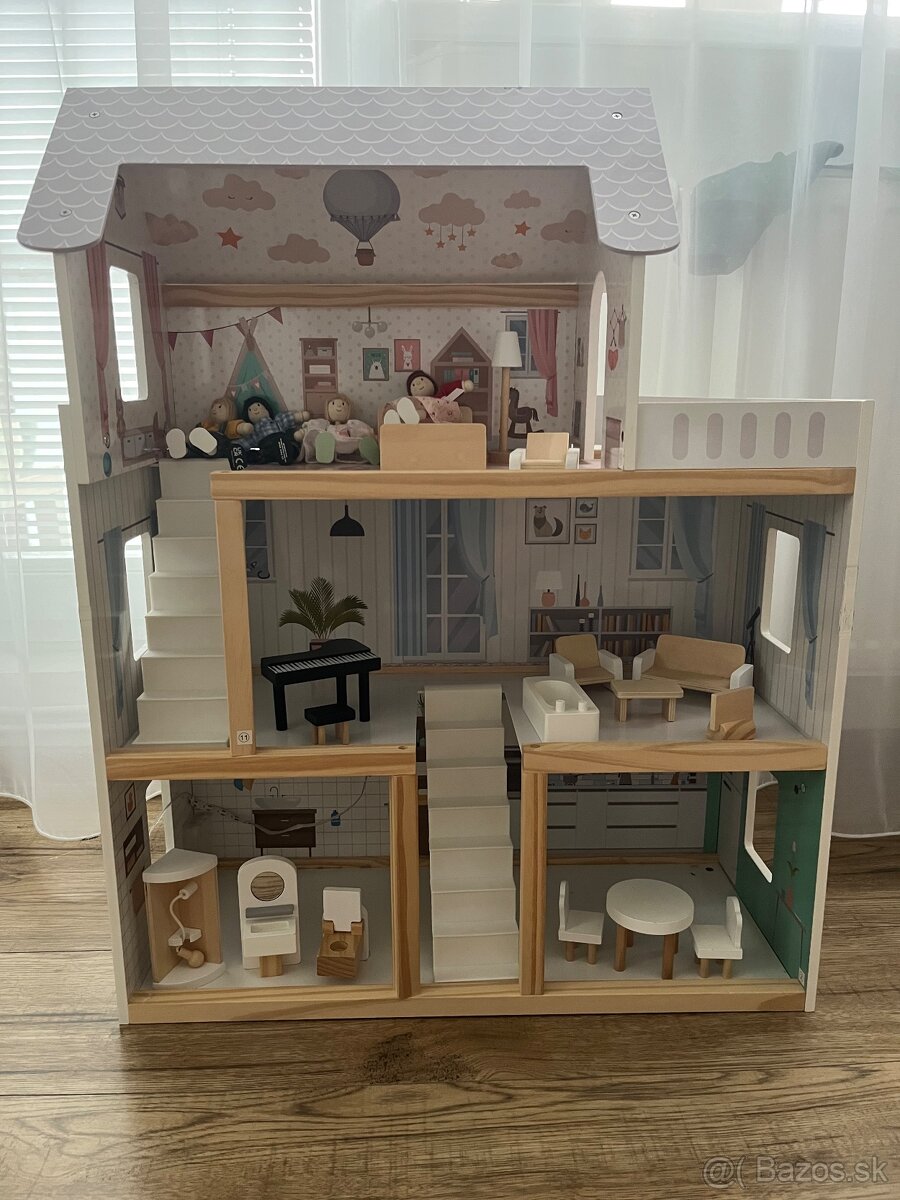 Drevený domček aj s bábkami