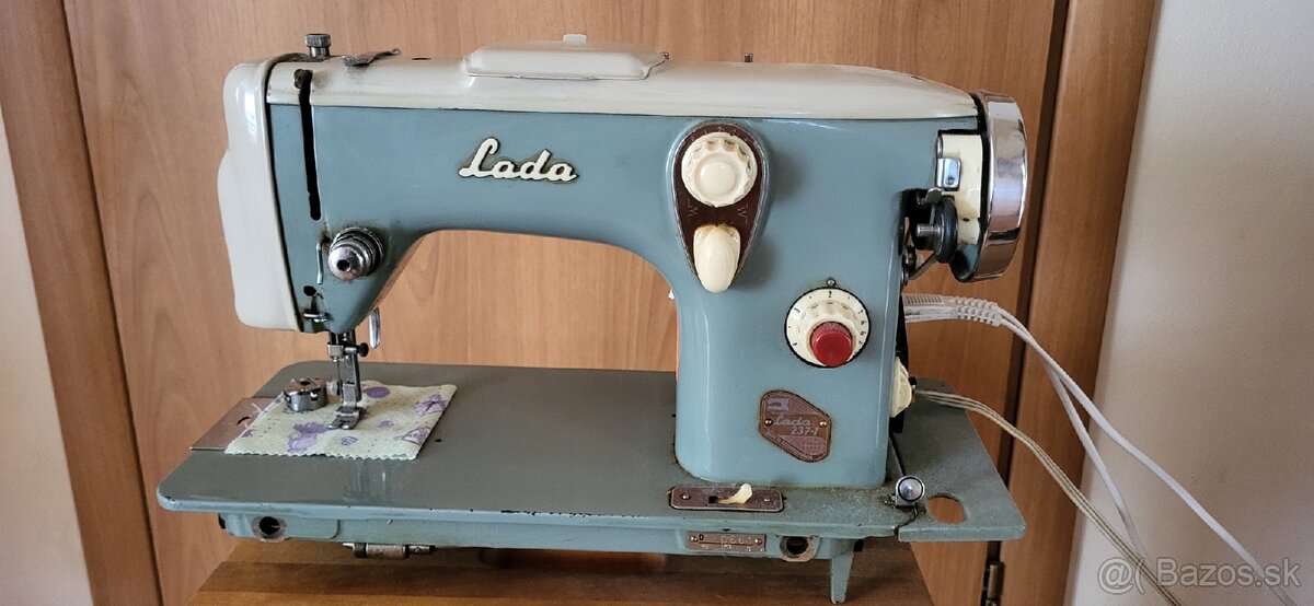 Predám funkčný šijací stroj Lada