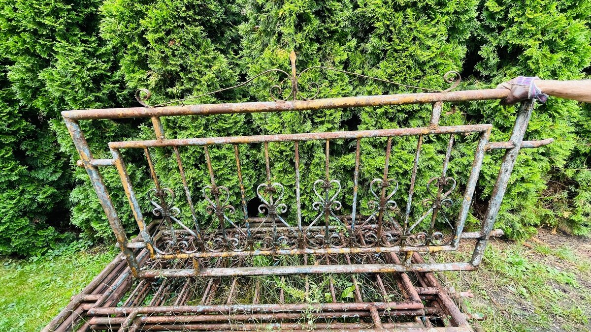 Kovový plot