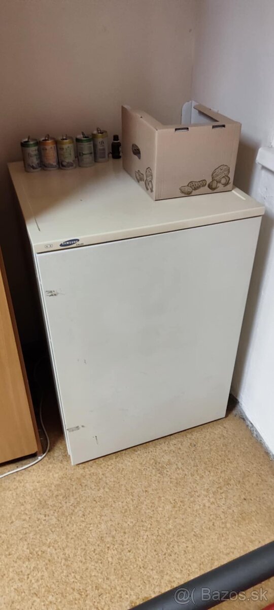 Malá chladnička s mraziakom