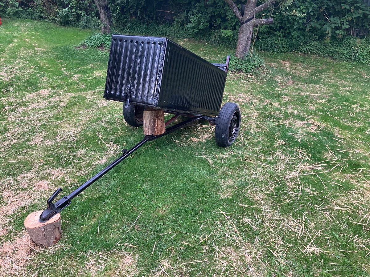 Sklápací prívesný vozík za štvorkolku či traktor.