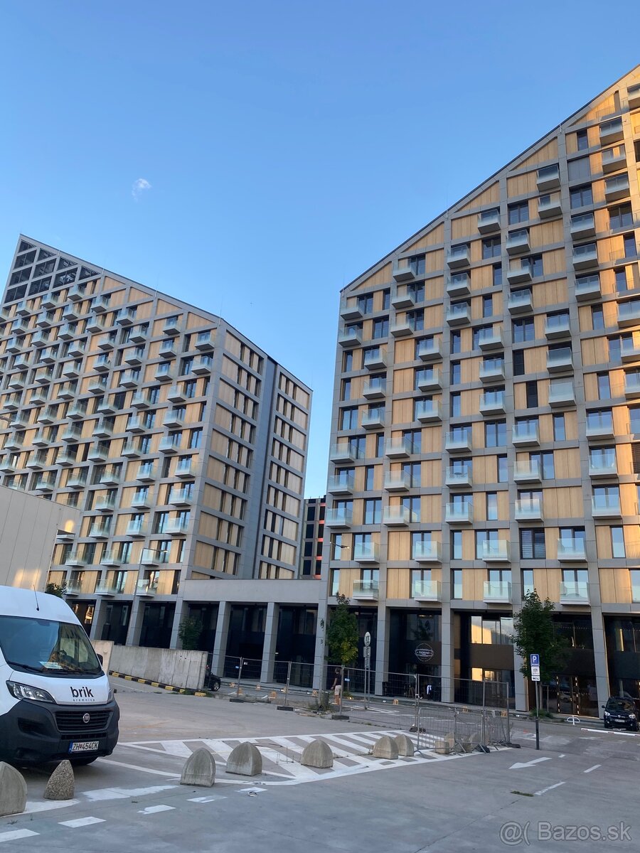 2x Parking v METROPOLIS