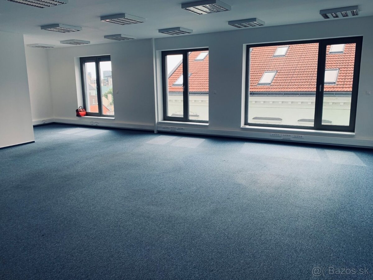 Reprezentatívne kancelárie v centre s parkovaním a terasou, 