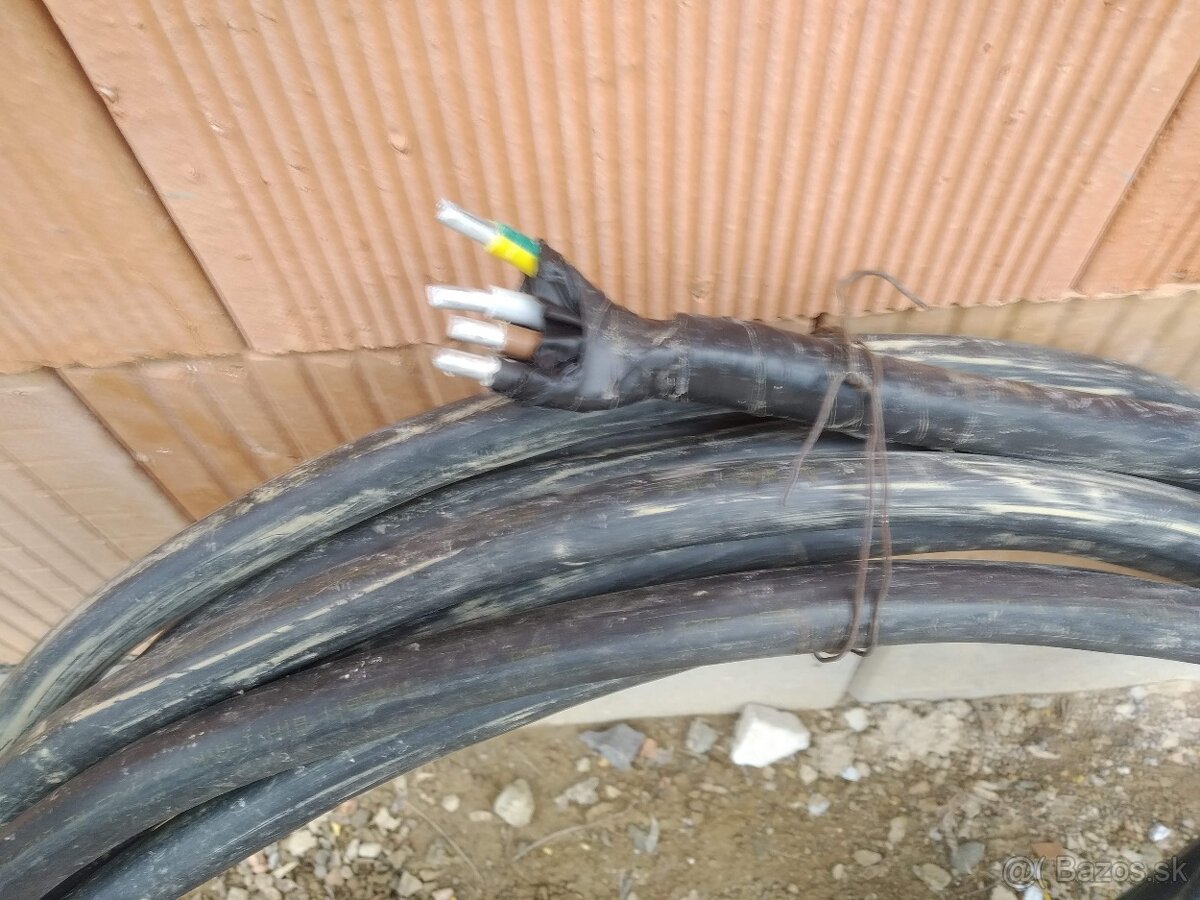 elektrický kábel,  kanalizačná rúra, tmel