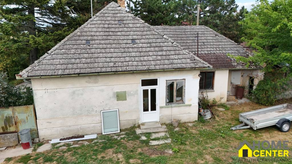 Znížená cena Priestranný pozemok so starším rodinným domo