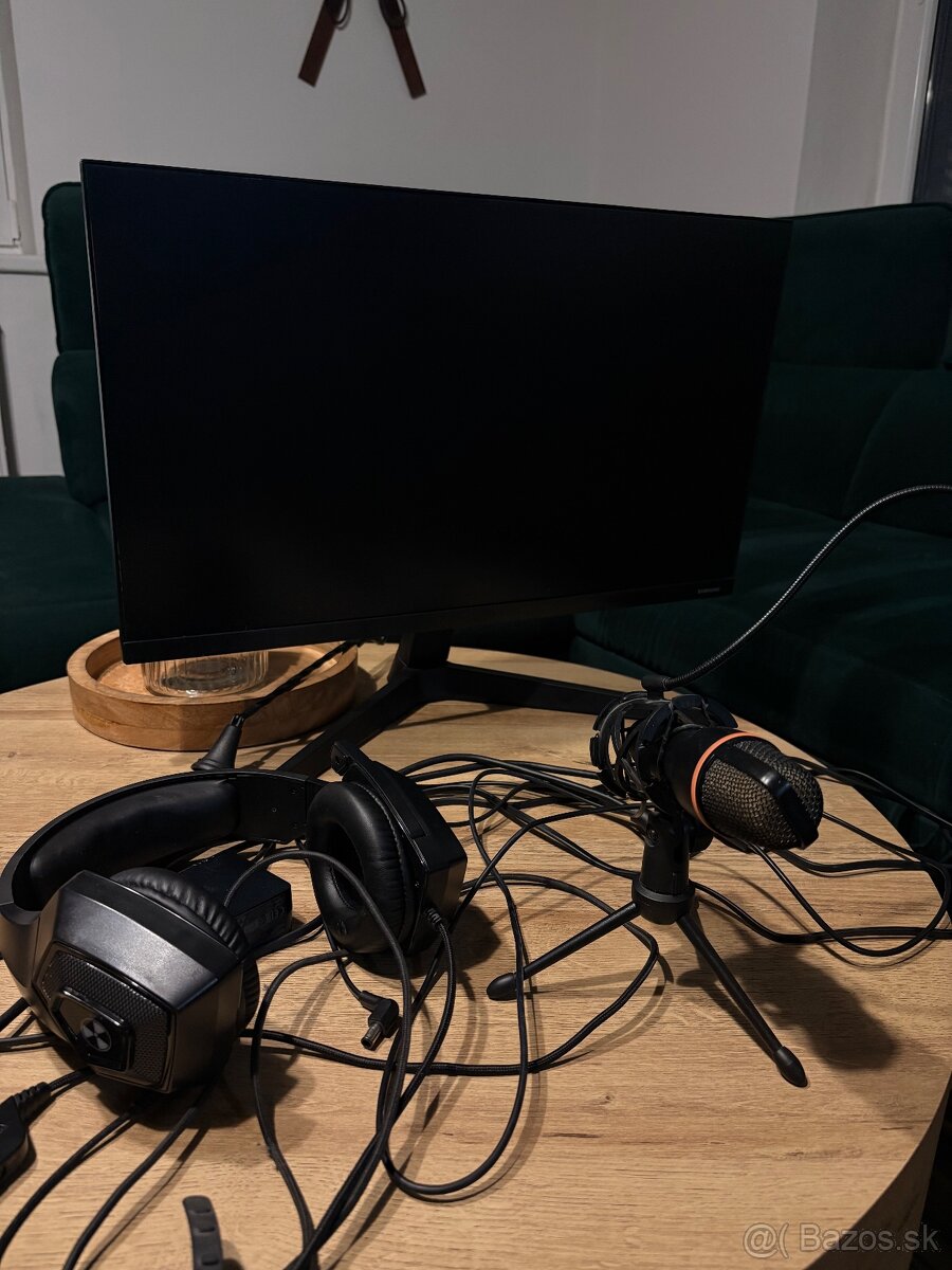 Monitor a príslušenstvo