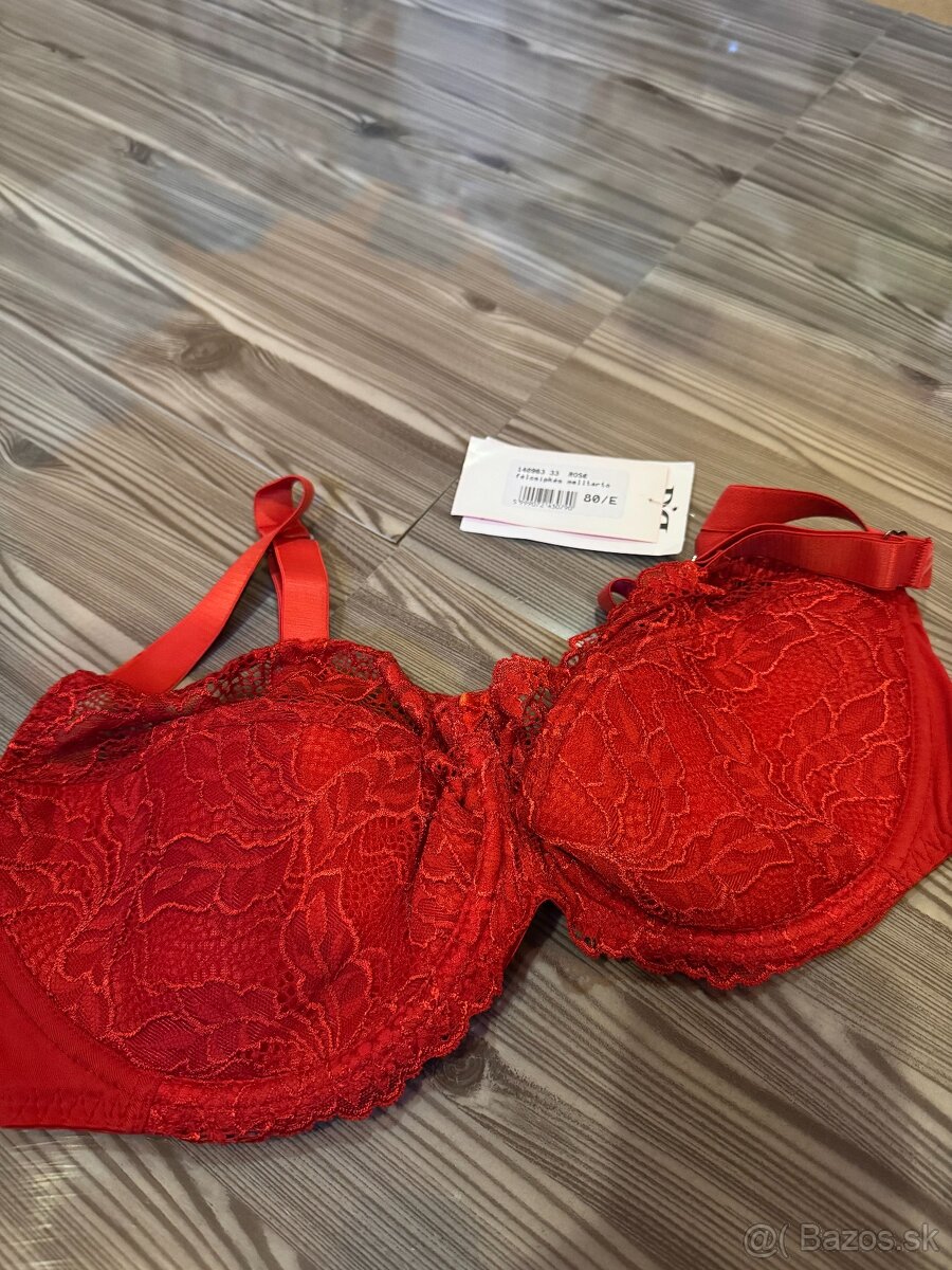 Červená čipkovaná podprsenka