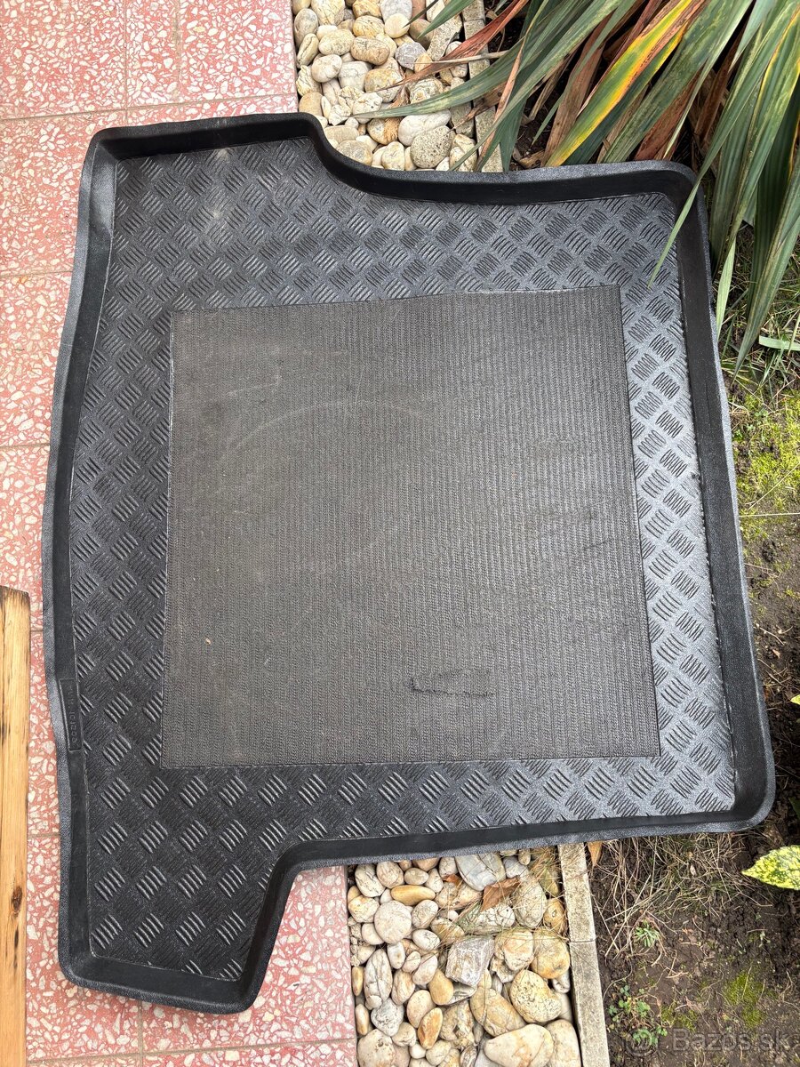 Plastová vanička Skoda Superb 1