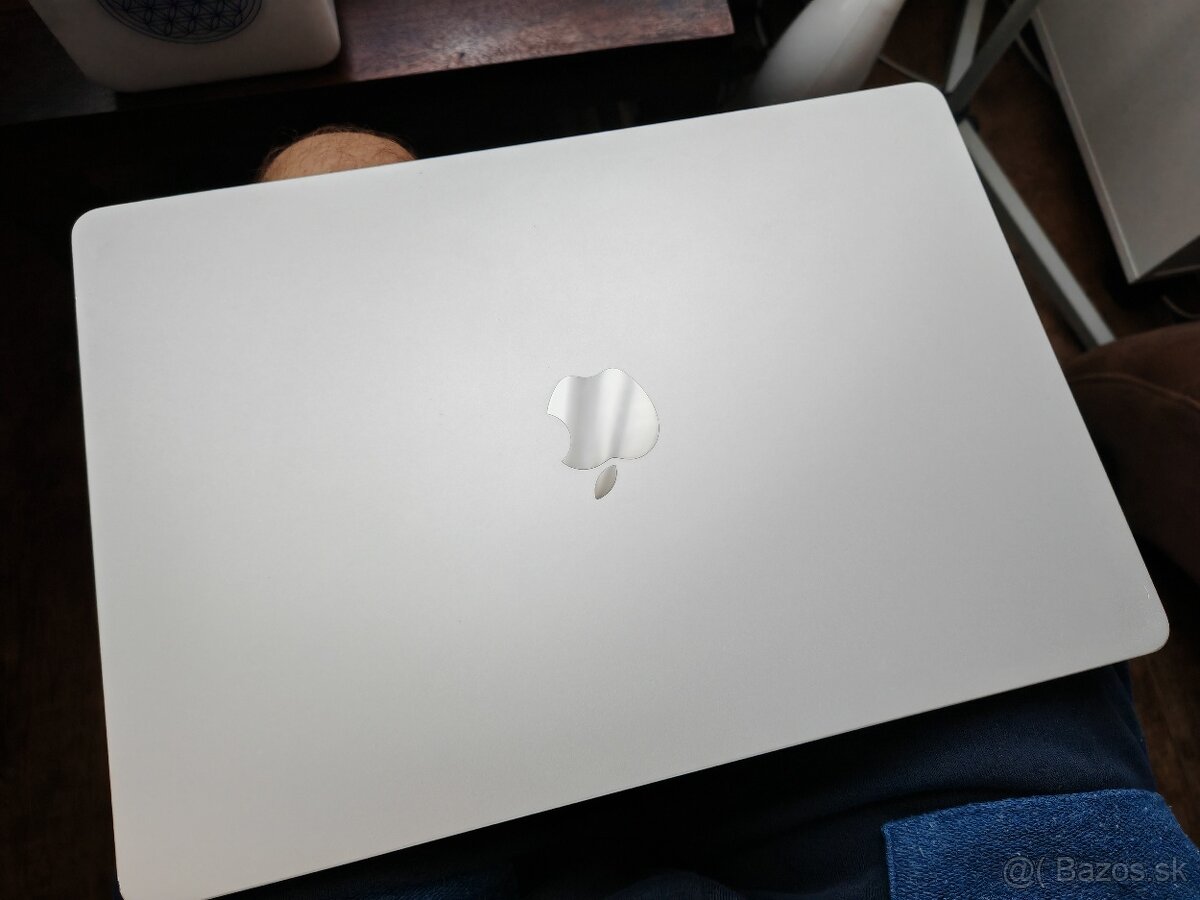 Macbook air M2 15 palc 8Gb/256 starlight
