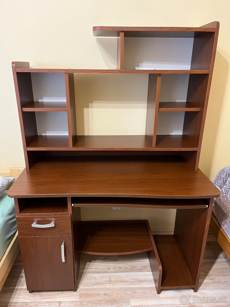 študentský PC stolík
