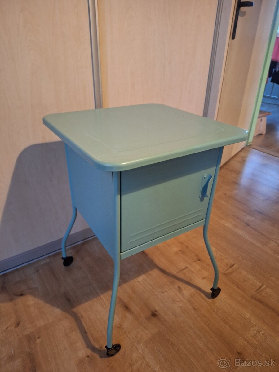 Retro stolík v dobrom stave