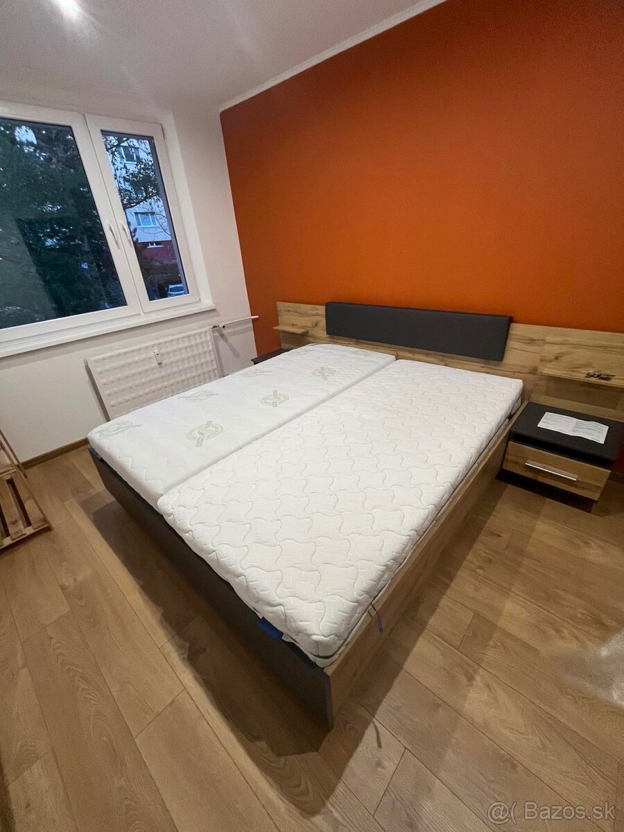 Manželská posteľ s nočnými stolíkmi
