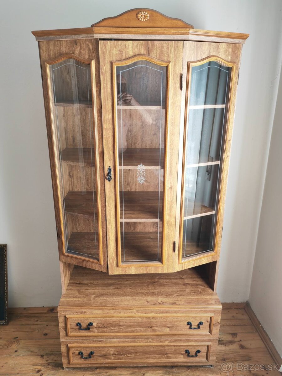 Vitrína z drevotriesky – vynikajúci stav