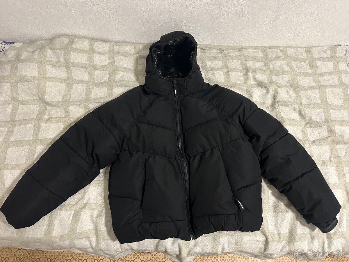 Čierna prešívaná zimná bunda Bershka