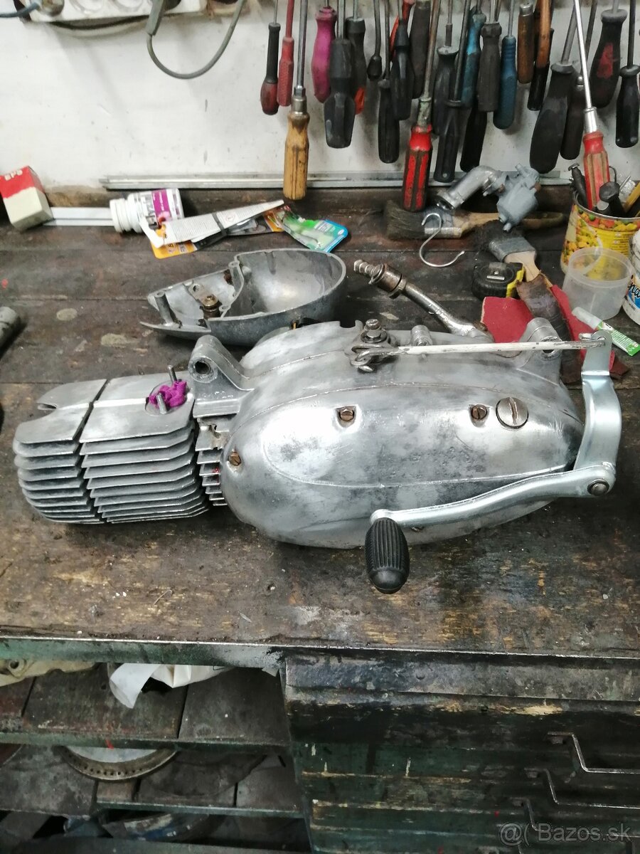 Motor na jawu pionier 555