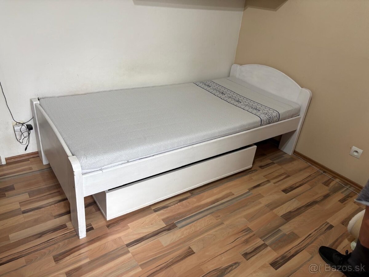 Posteľ s matracou a roštom