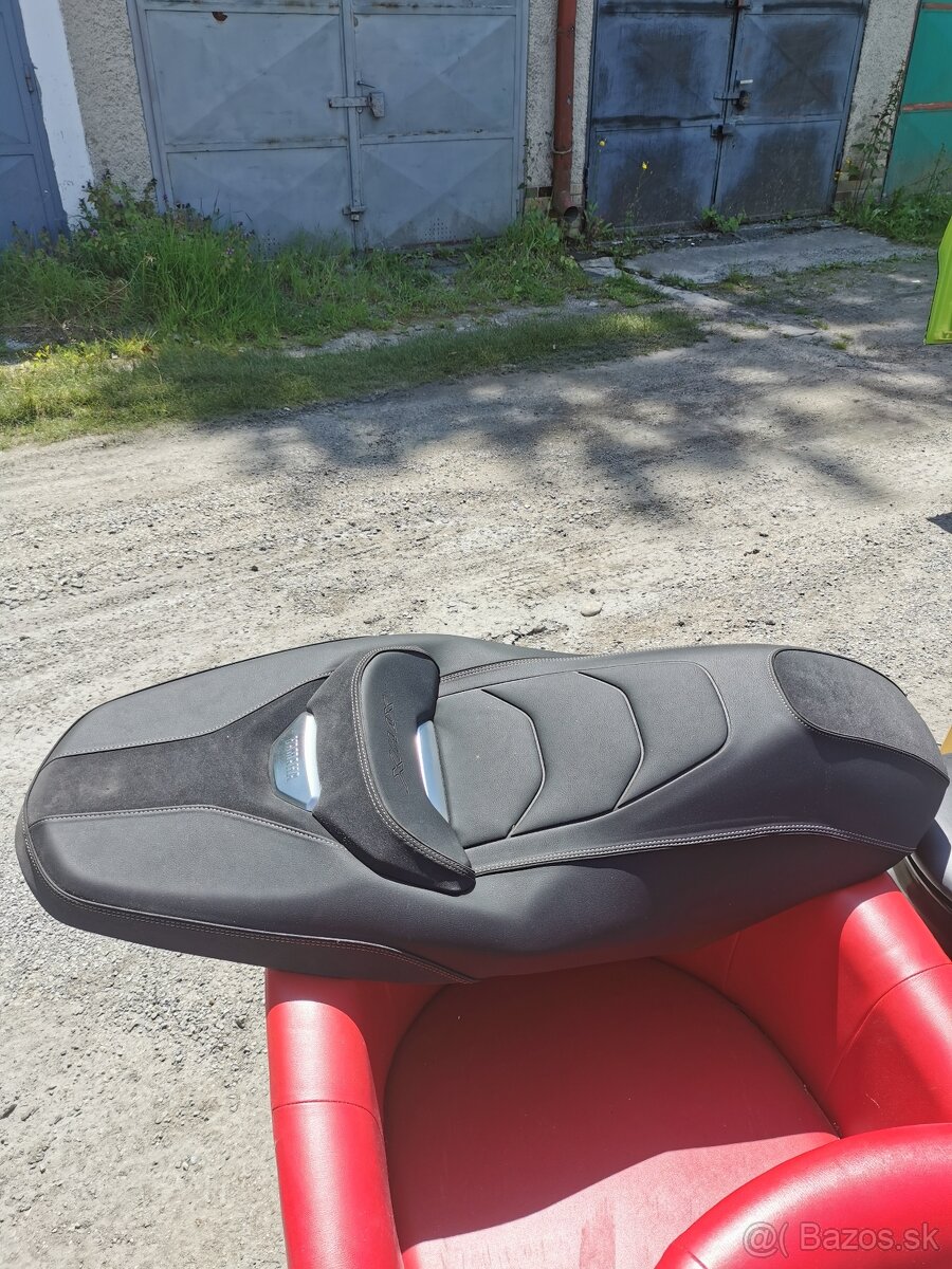 Yamaha xmax sedlo