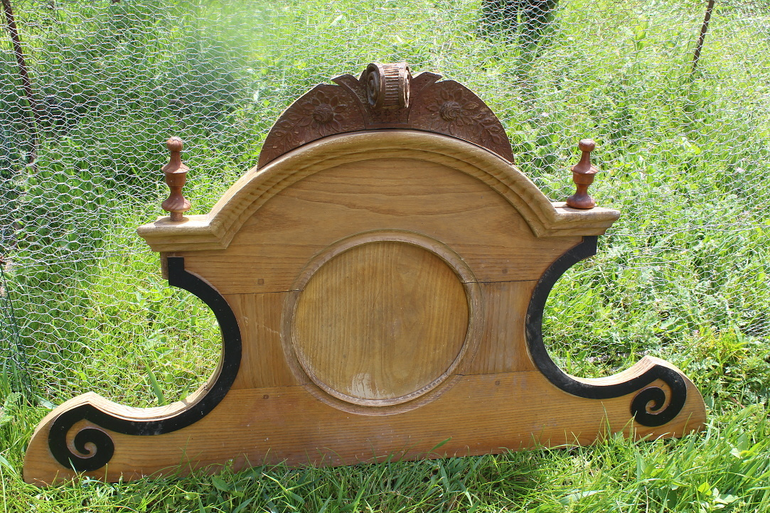 Čelo postele .čí skrinky.