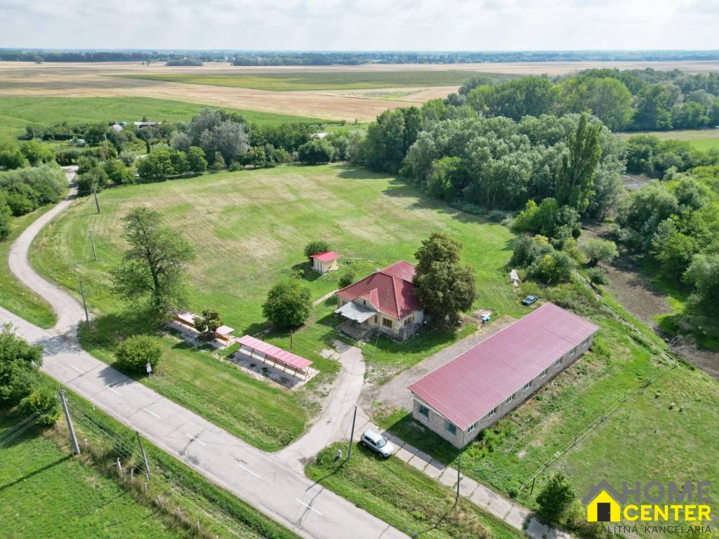 NA PREDAJ RODINNÝ DOM S VEDĽAJŠÍMI PRIESTORMI NA 2 HEKTÁROVO