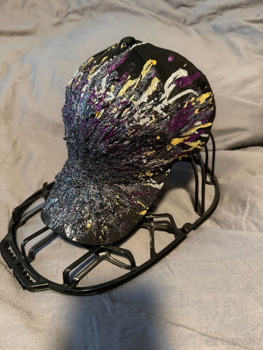 DARKNESS cap od maliara Mareka Pavlíčka s certifikátom pravo