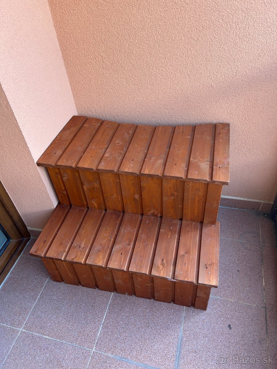 Masívne schodíky ku drevenej kádi (HotTub) – smrekové