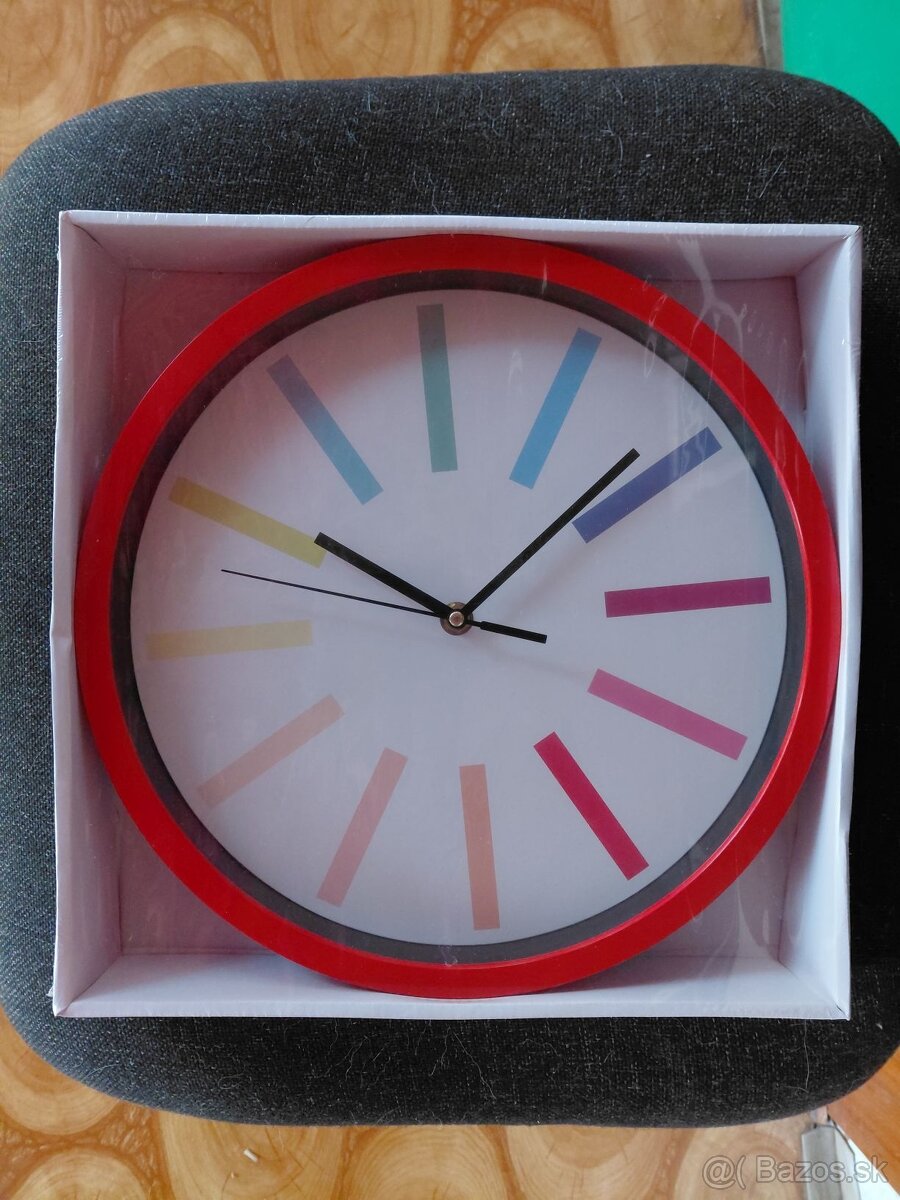 Nerozbalené nástenné hodiny