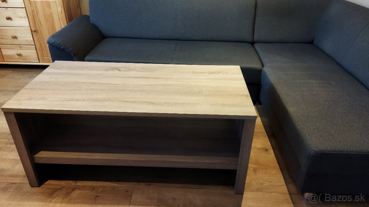 Drevený masívny obývací stôl