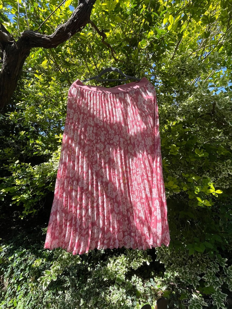 Plisovaná sukňa s aplikáciou kvetov
