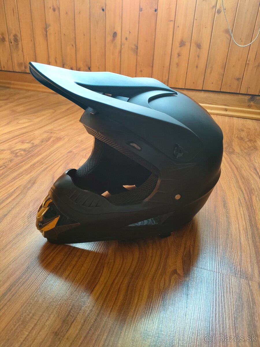 Enduro prilba, helma