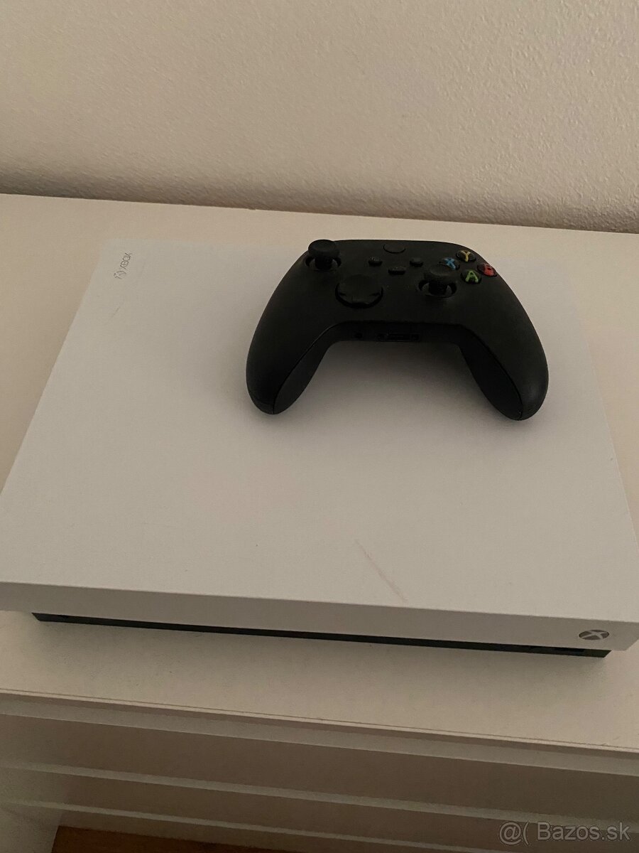 Xbox One X 1TB + ovládač