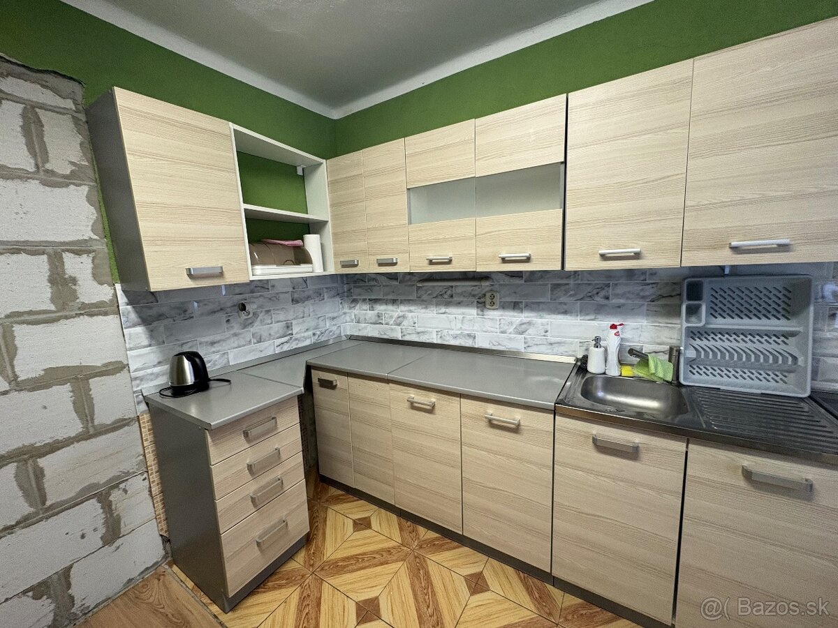 Kuchynská linka používaná
