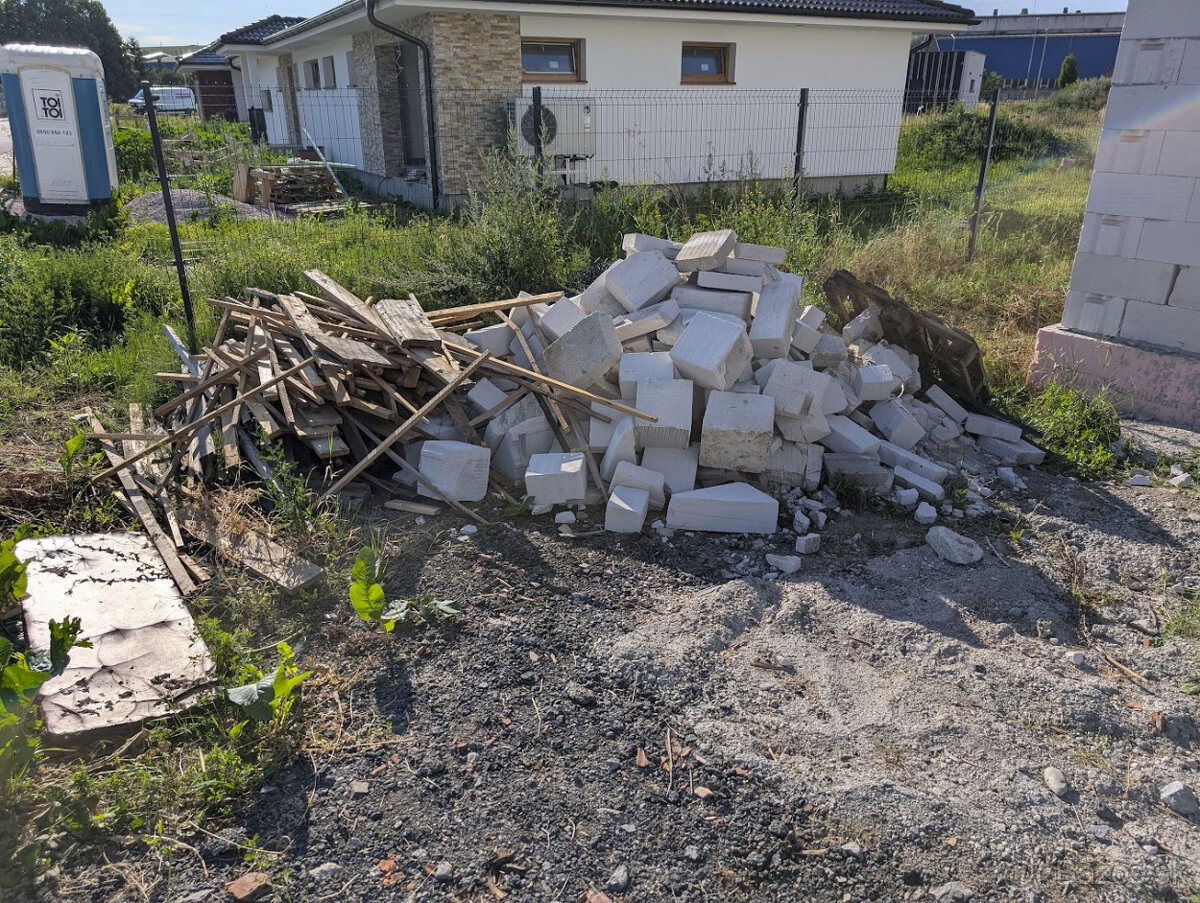 DARUJEM: Kusy YTONGU + dosky (iba všetko spolu, za odvoz)