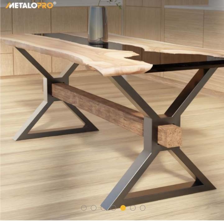 Kovový jedálenský stol