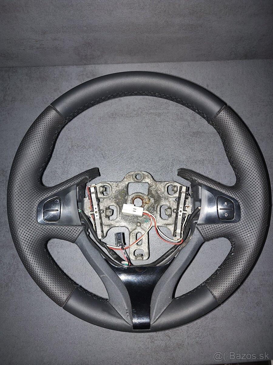 Multifunkčný kožený volant Renault
