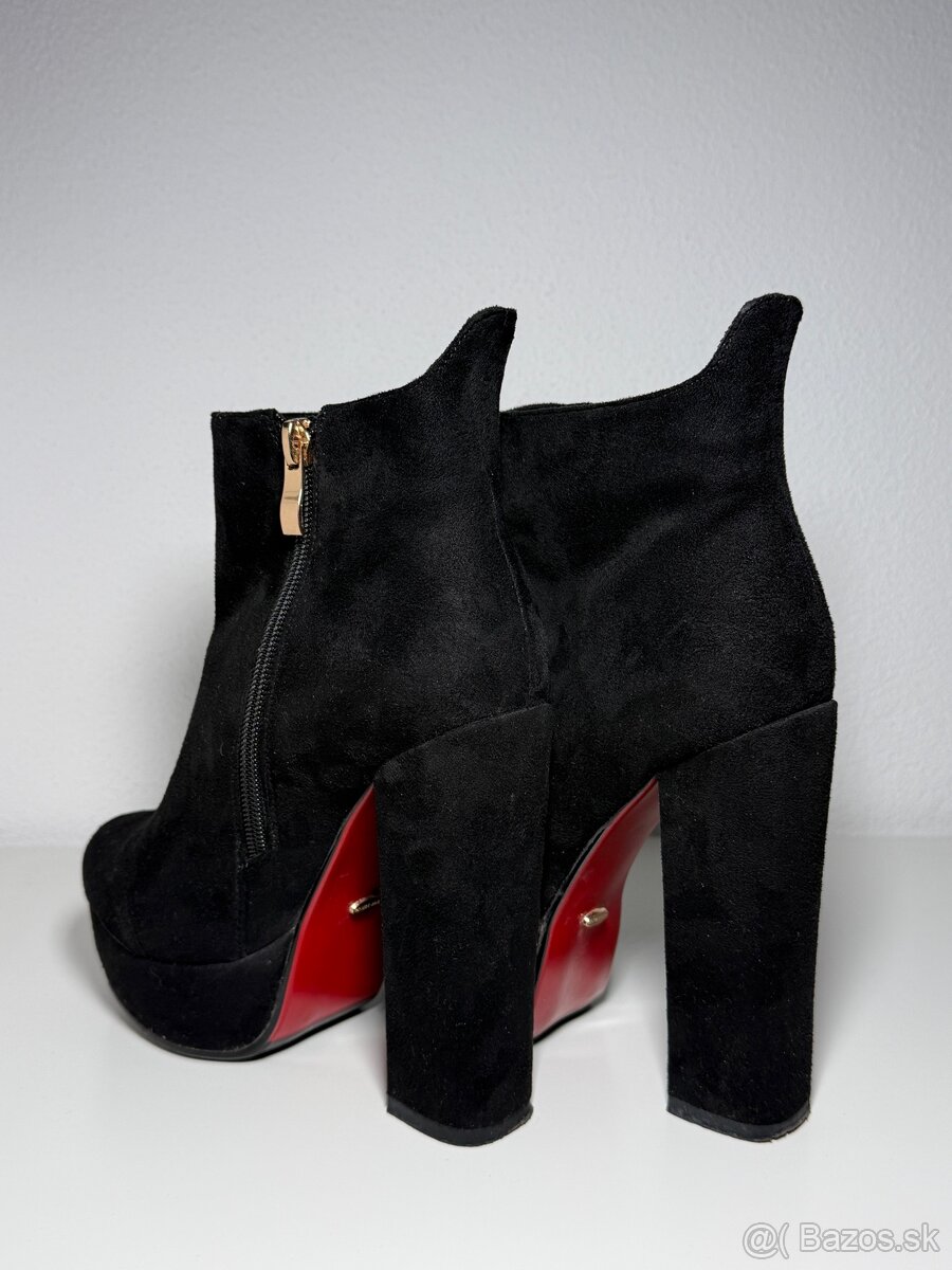 Čierne semišové čižmy