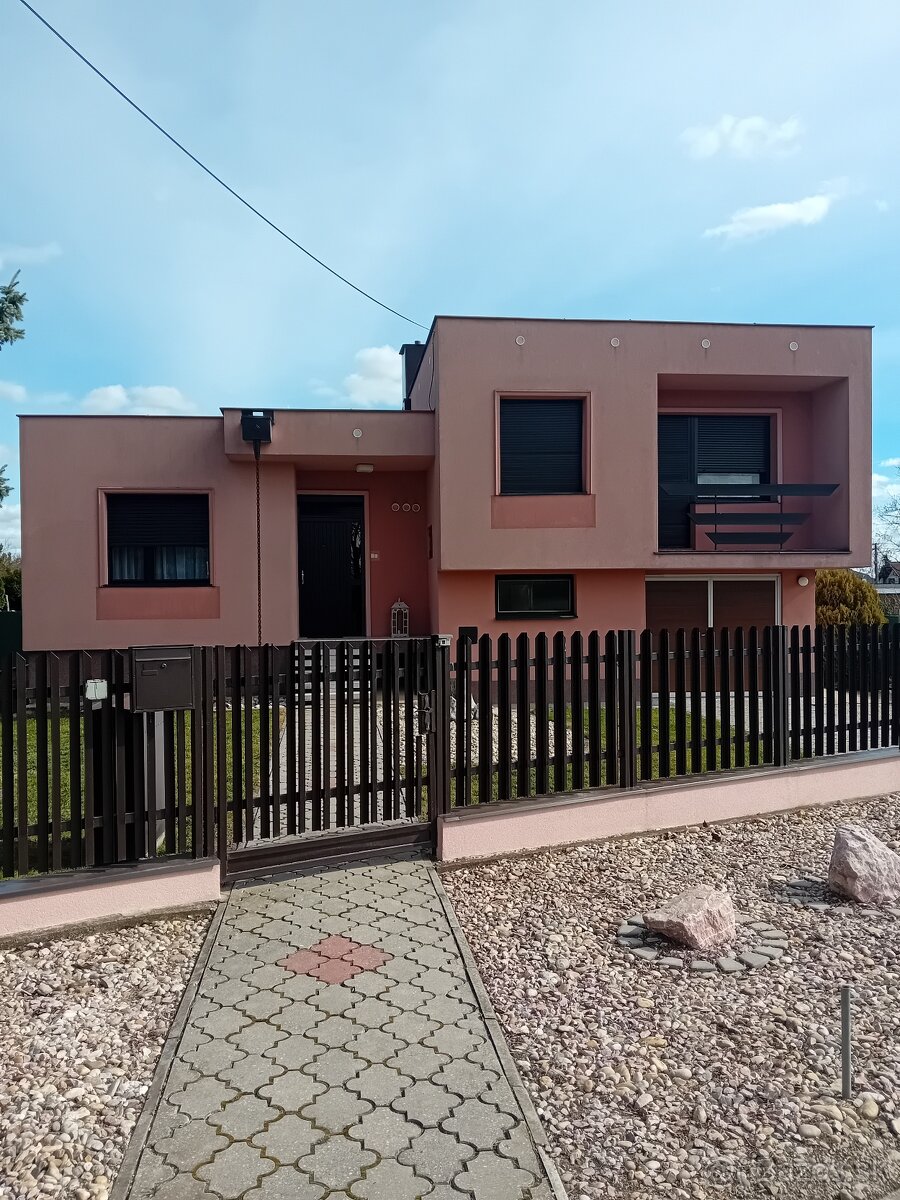 4 izb. RD v Báči na predaj.