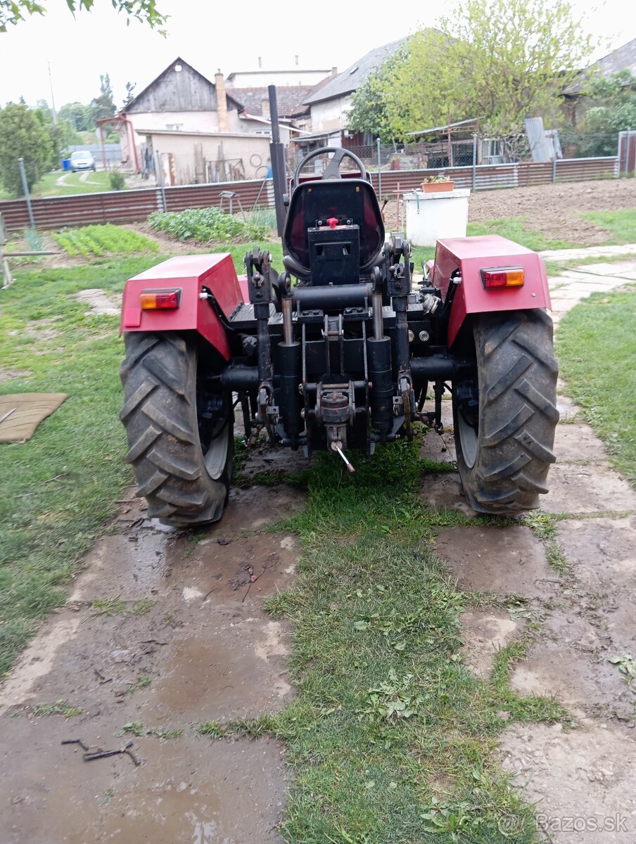 Domáci traktor s náradím