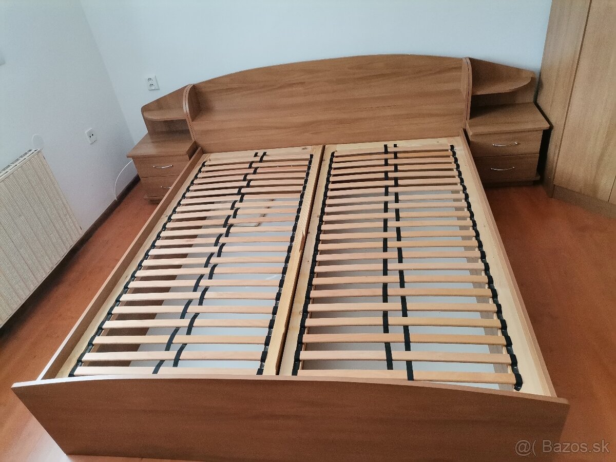 Manželská posteľ, kozmetický stolík, komoda