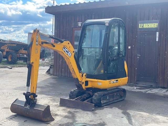 Pásový bagr JCB 8016