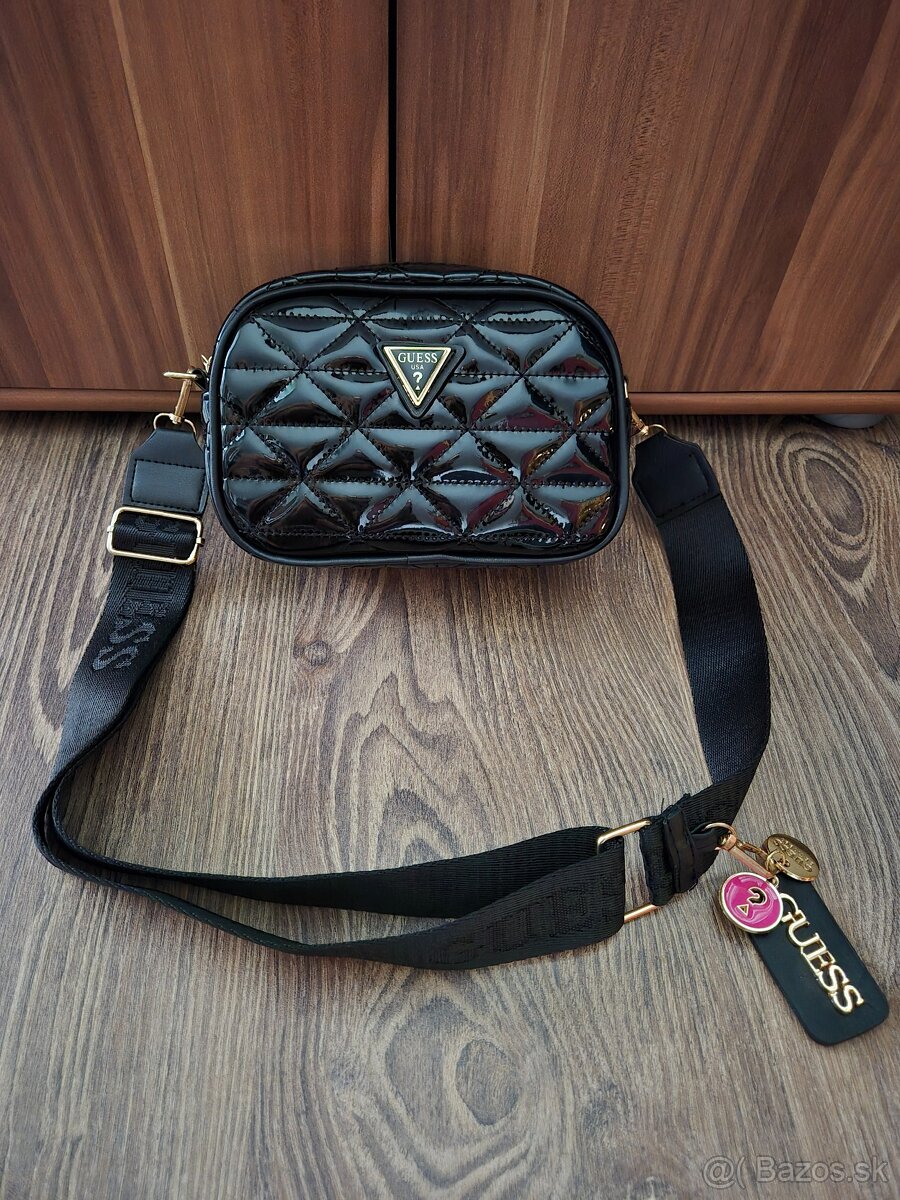 Kabelka Guess crossbody čierna lesklá