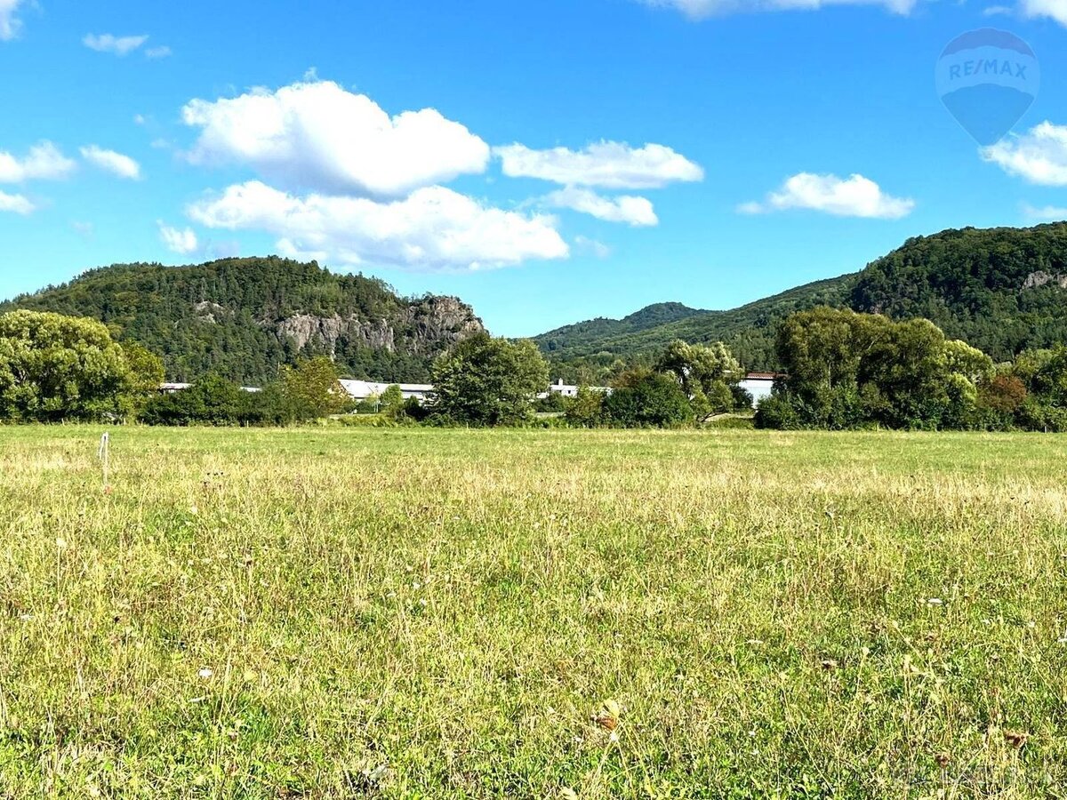 Slnečný rovinatý pozemok - 1214 m2 - Hliník nad Hronom