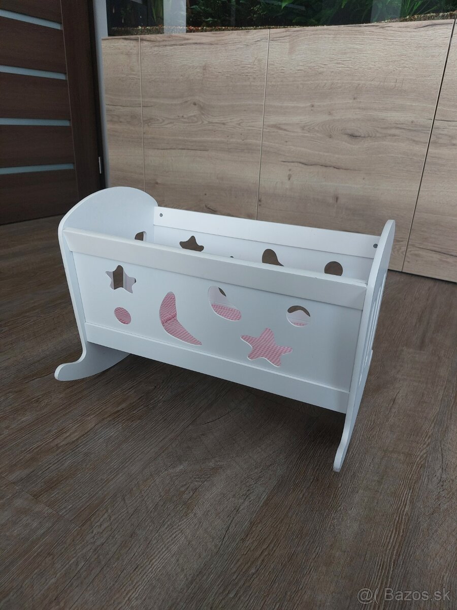 Drevená postieľka pre bábiku