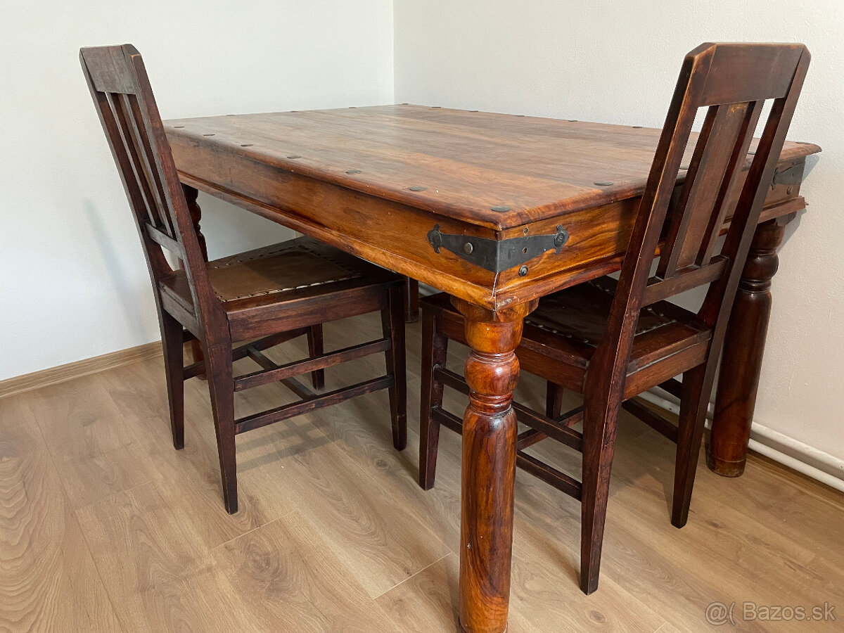 starožitný stôl a stoličky