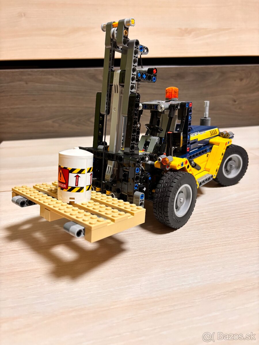 LEGO - vysokozdvižný vozík