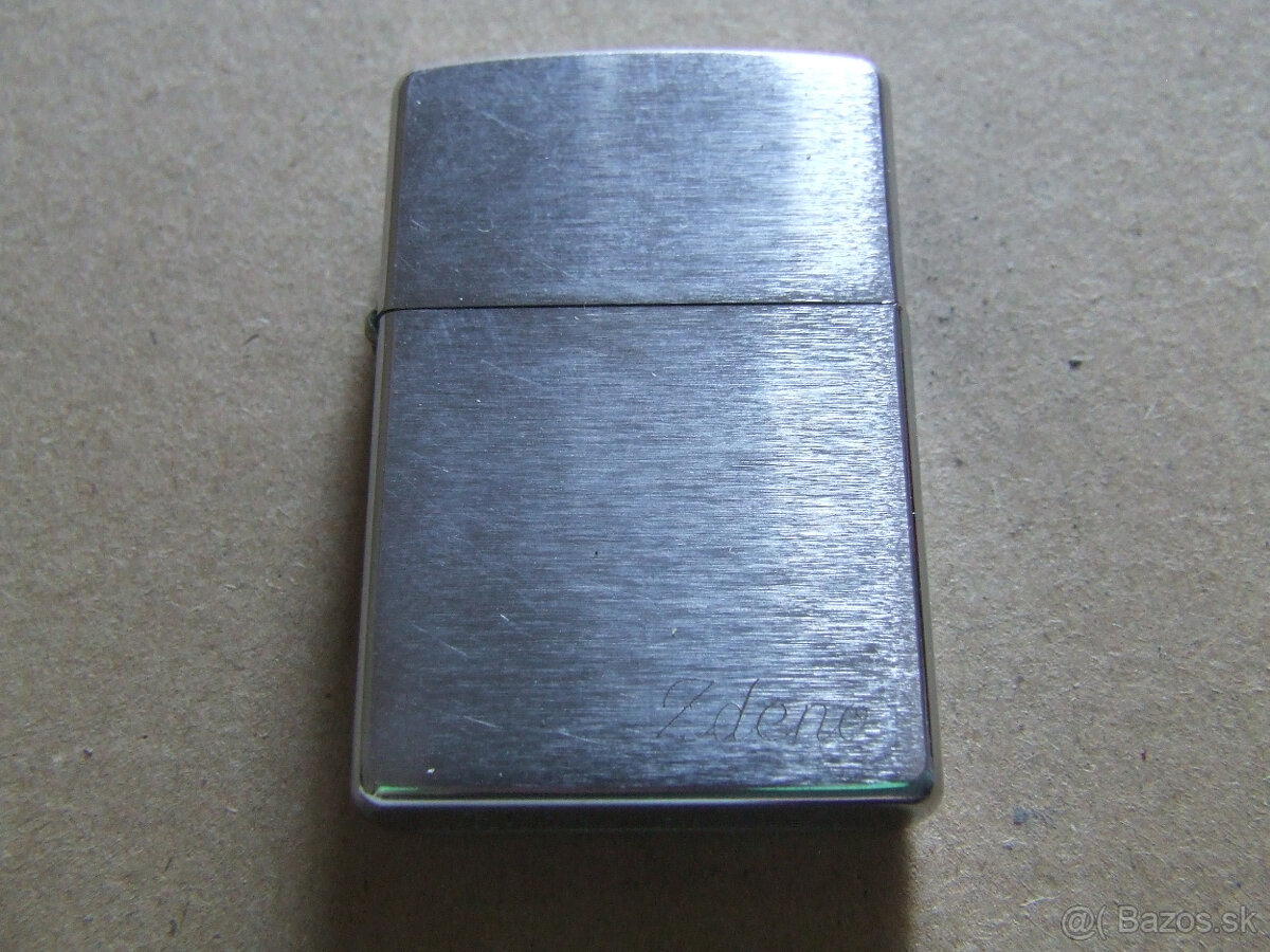 Zapalovač ZIPPO s menom Zdeno v dolnom rohu.